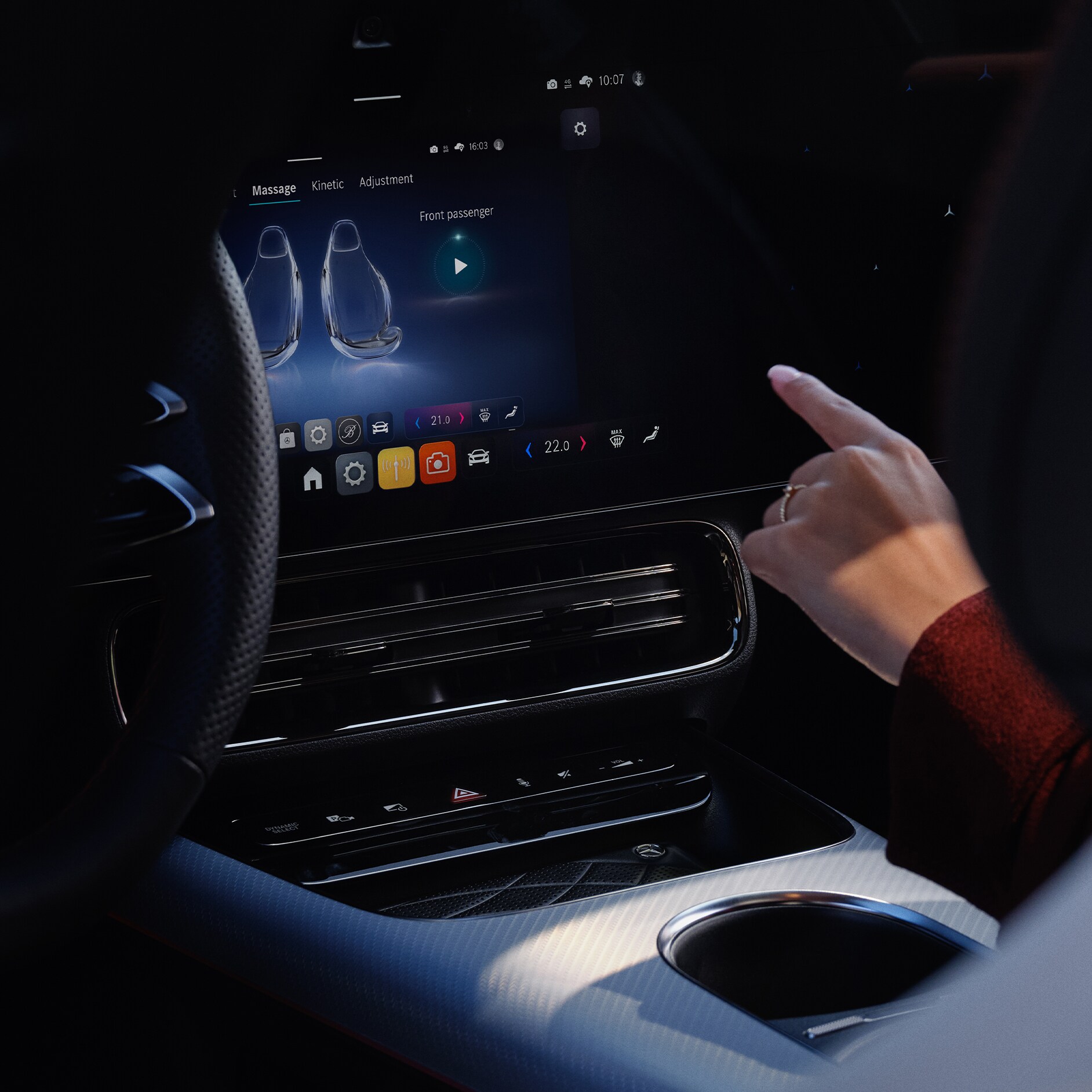 Personalizace | Multimediální systém MBUX | Mercedes-Benz Multimediální systém MBUX zobrazující možnosti individuálního přizpůsobení ve voze.