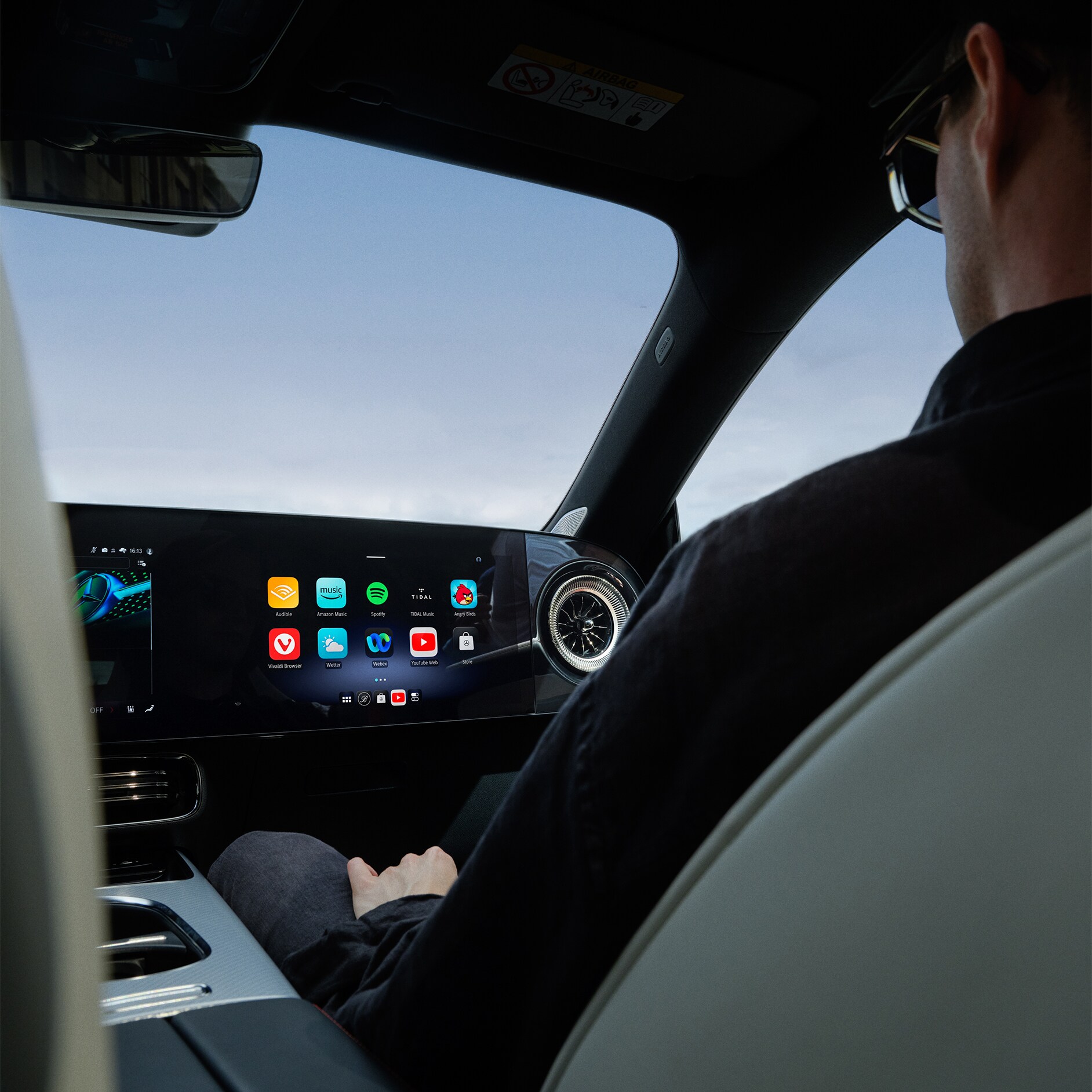 Hlasový asistent | Multimediální systém MBUX | Mercedes-Benz Pohled do interiéru na multimediální systém MBUX ve vozidle Mercedes-Benz.