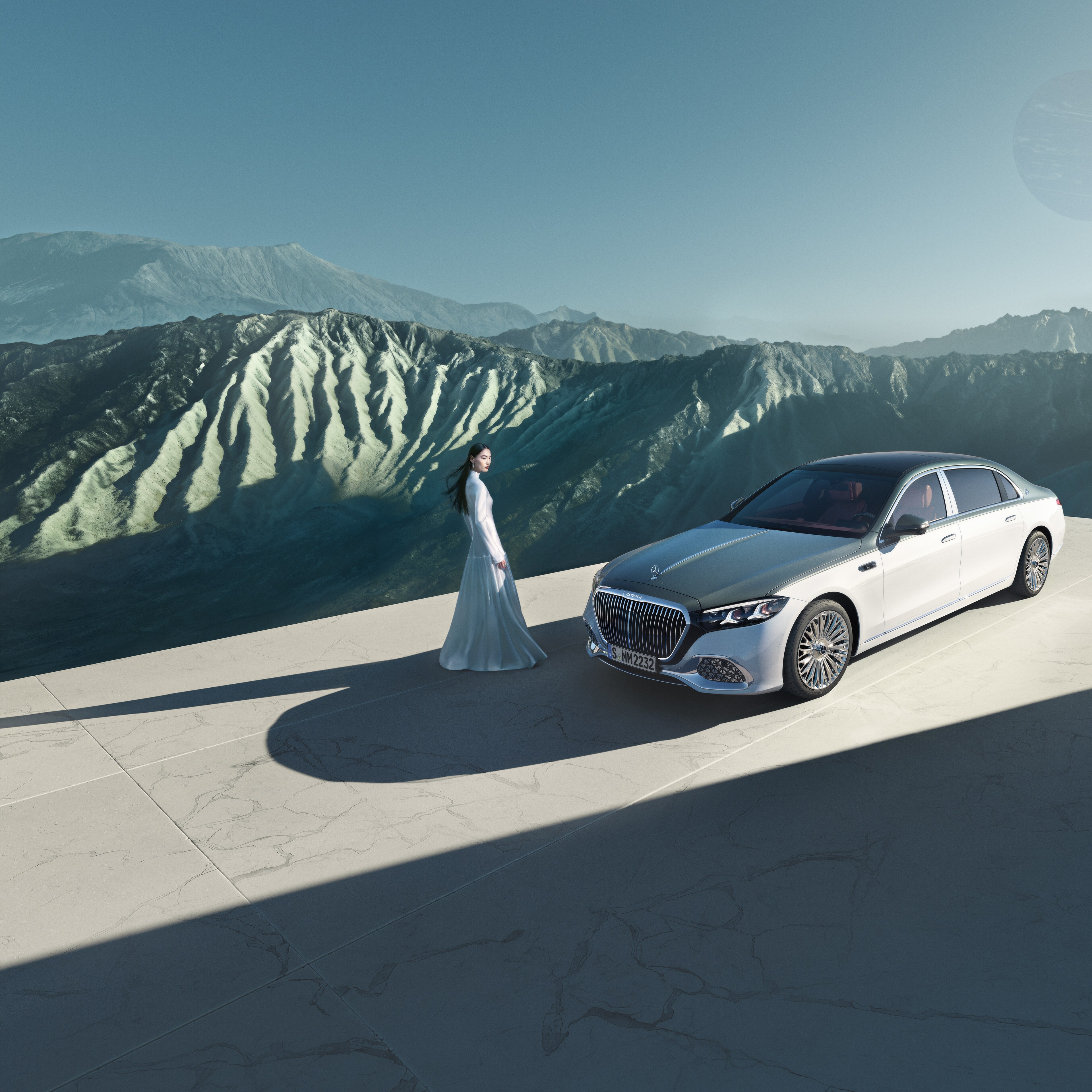 Značka | Mercedes-Maybach Vozidlo Mercedes-Maybach s dvoubarevným lakováním z různých pohledů.