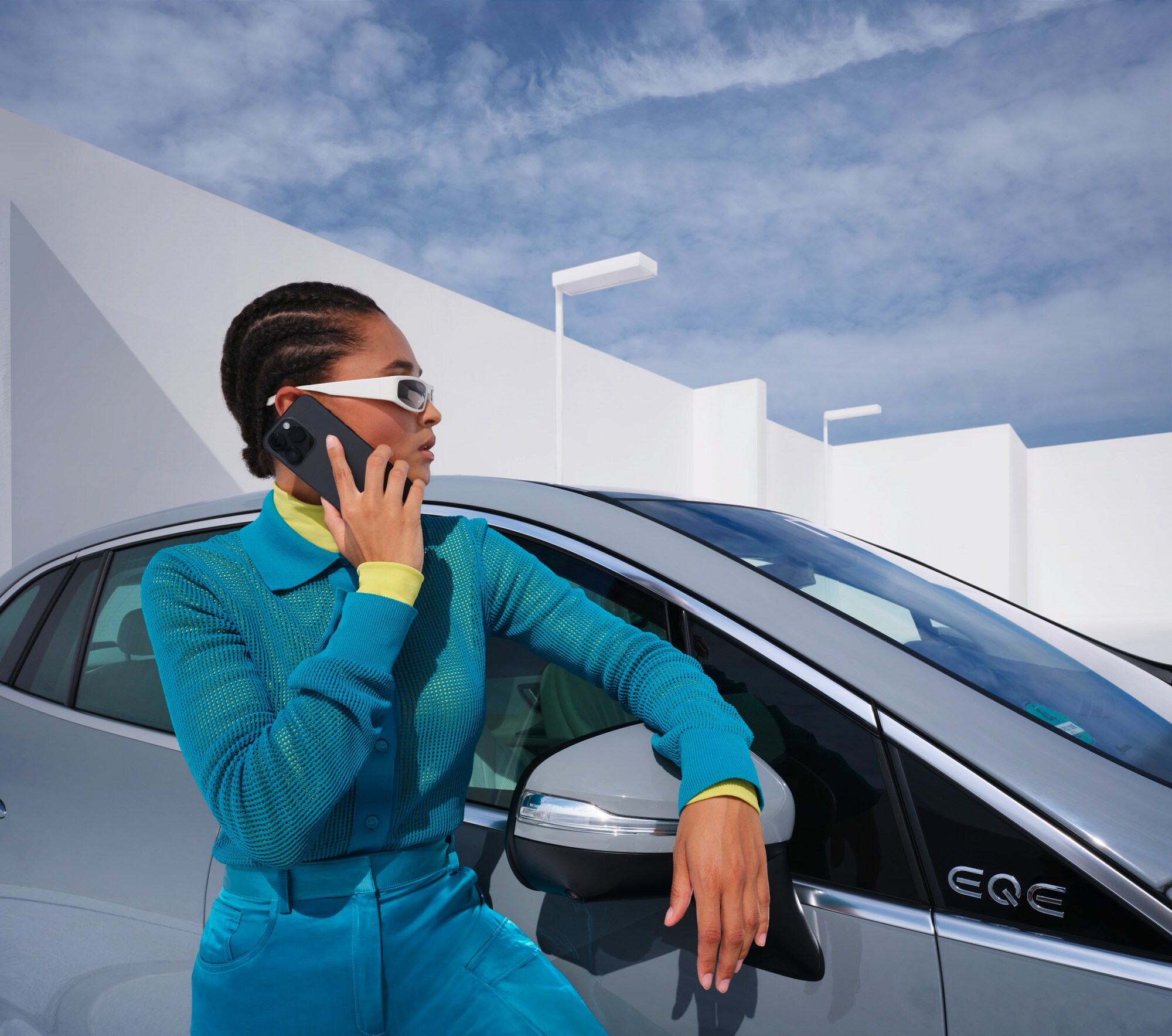 Řešení nehod a poruch | Mercedes-Benz Osoba se opírá se o vozidlo Mercedes-Benz s telefonem v ruce.