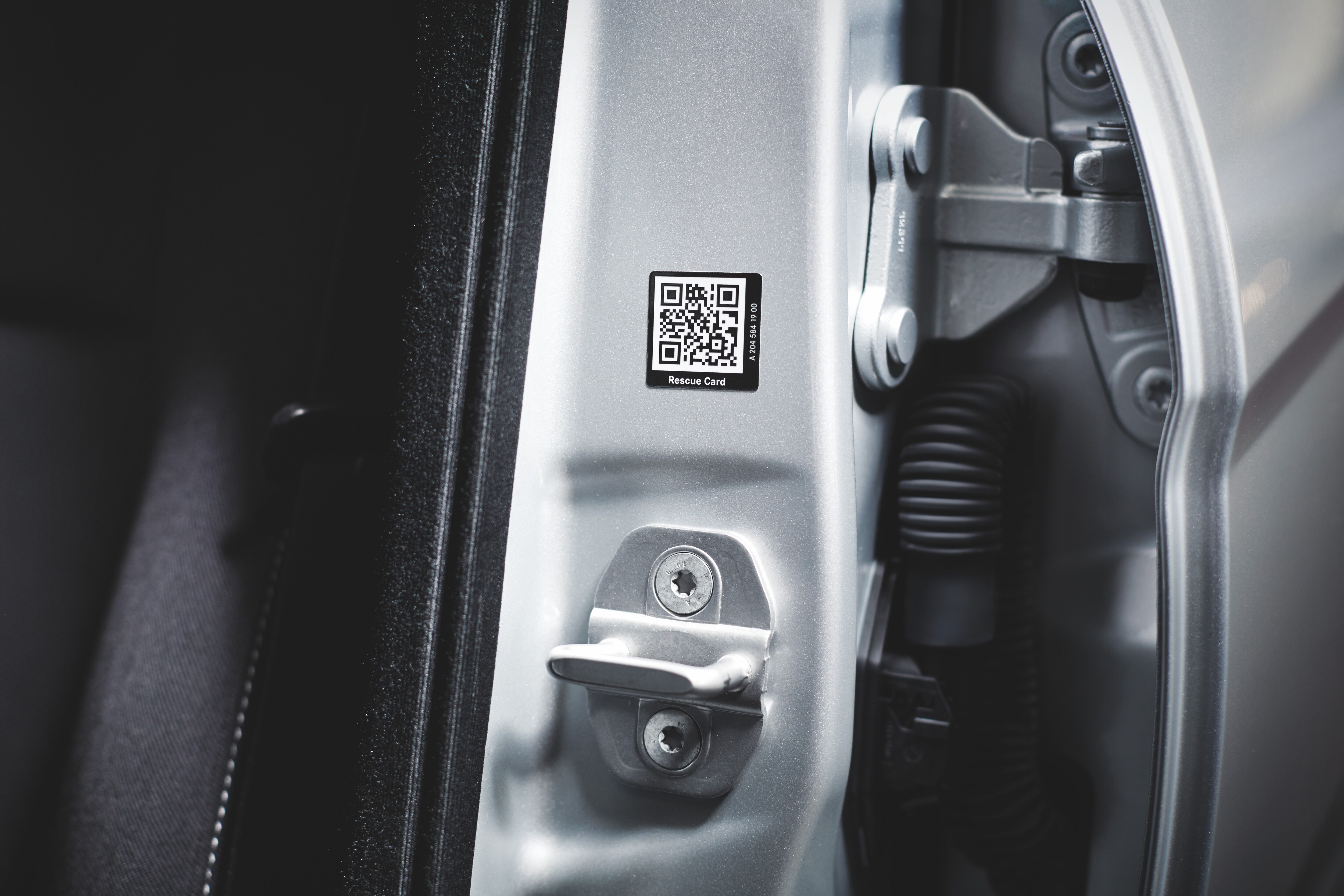 Záchranářská nálepka | Mercedes-Benz Záchranářská nálepka na vozidle Mercedes-Benz.