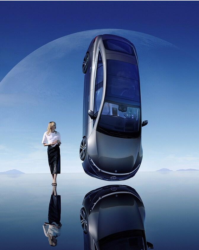 Integrovaná smlouva Maintenance | Mercedes-Benz Žena stojí přímo vedle vznášejícího se vozidla Mercedes-Benz.