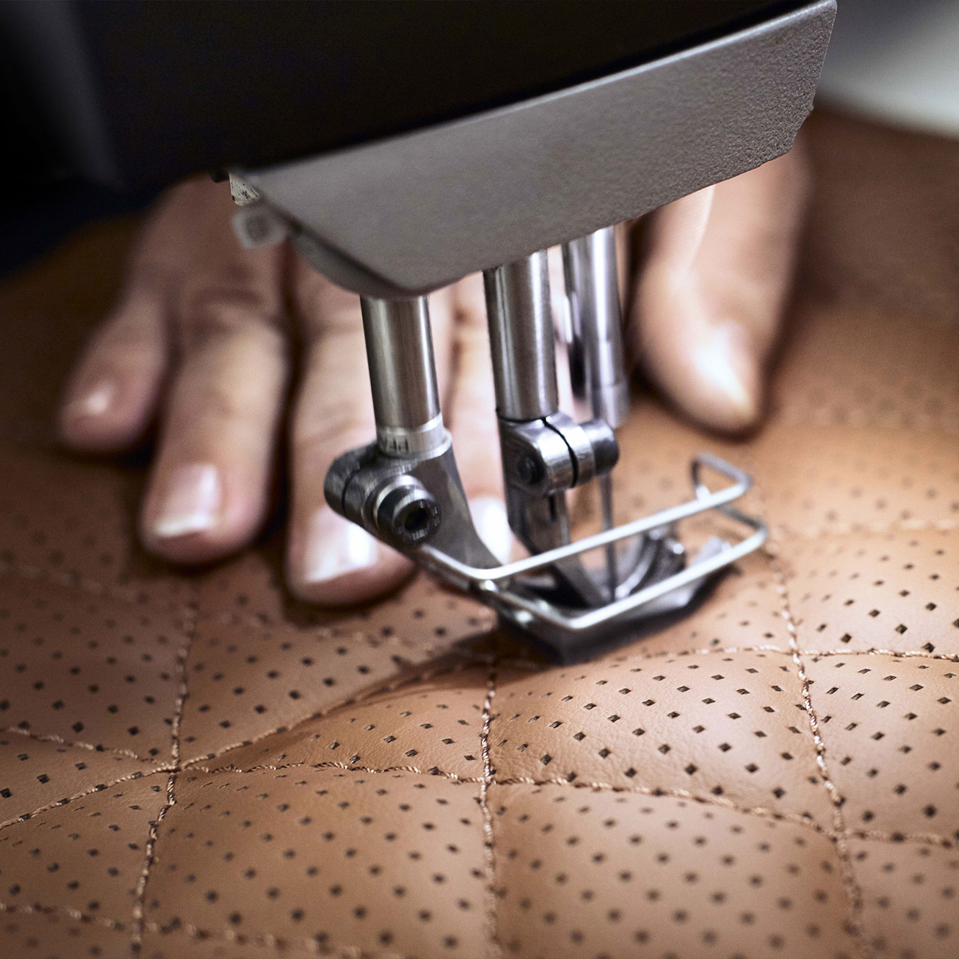 Tkanina MANUFAKTUR s hvězdou Mercedes-Benz je zpracována ručně. Tkanina MANUFAKTUR s hvězdou Mercedes-Benz je zpracována ručně.