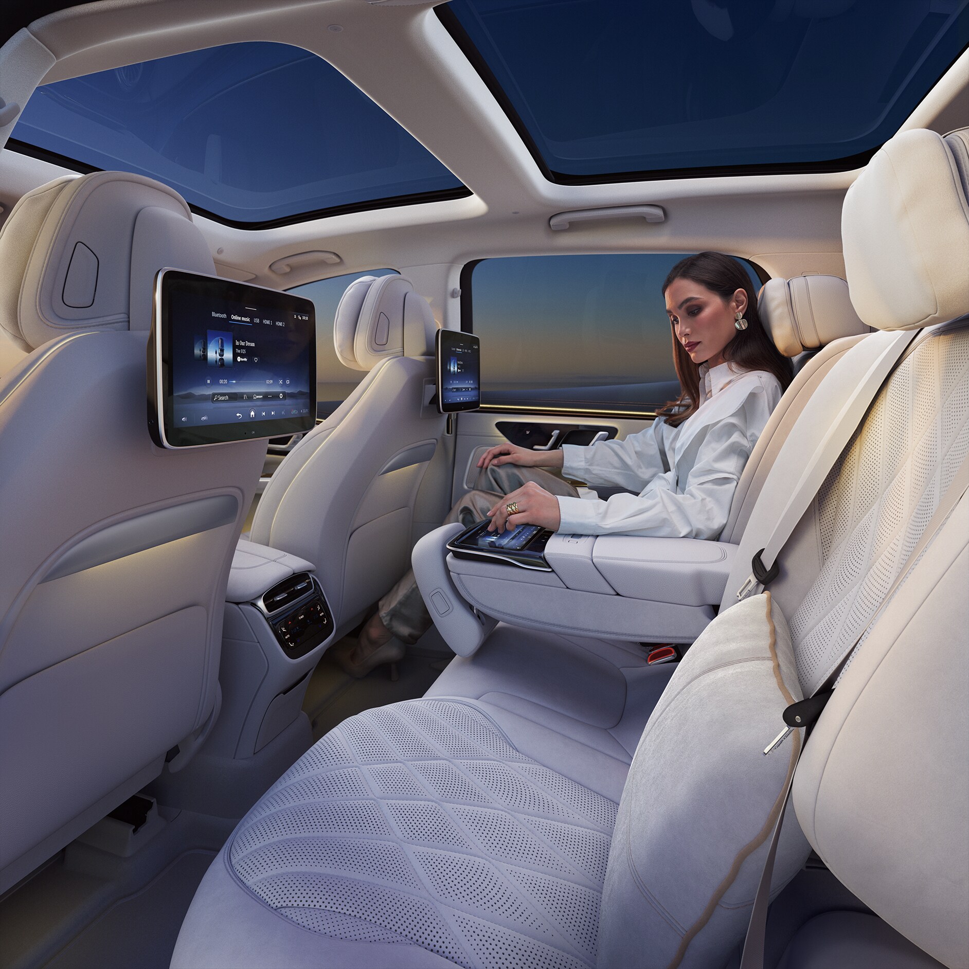 Zadní část interiéru vozidla Mercedes-Benz EQS SUV. Zadní část interiéru vozidla Mercedes-Benz EQS SUV.