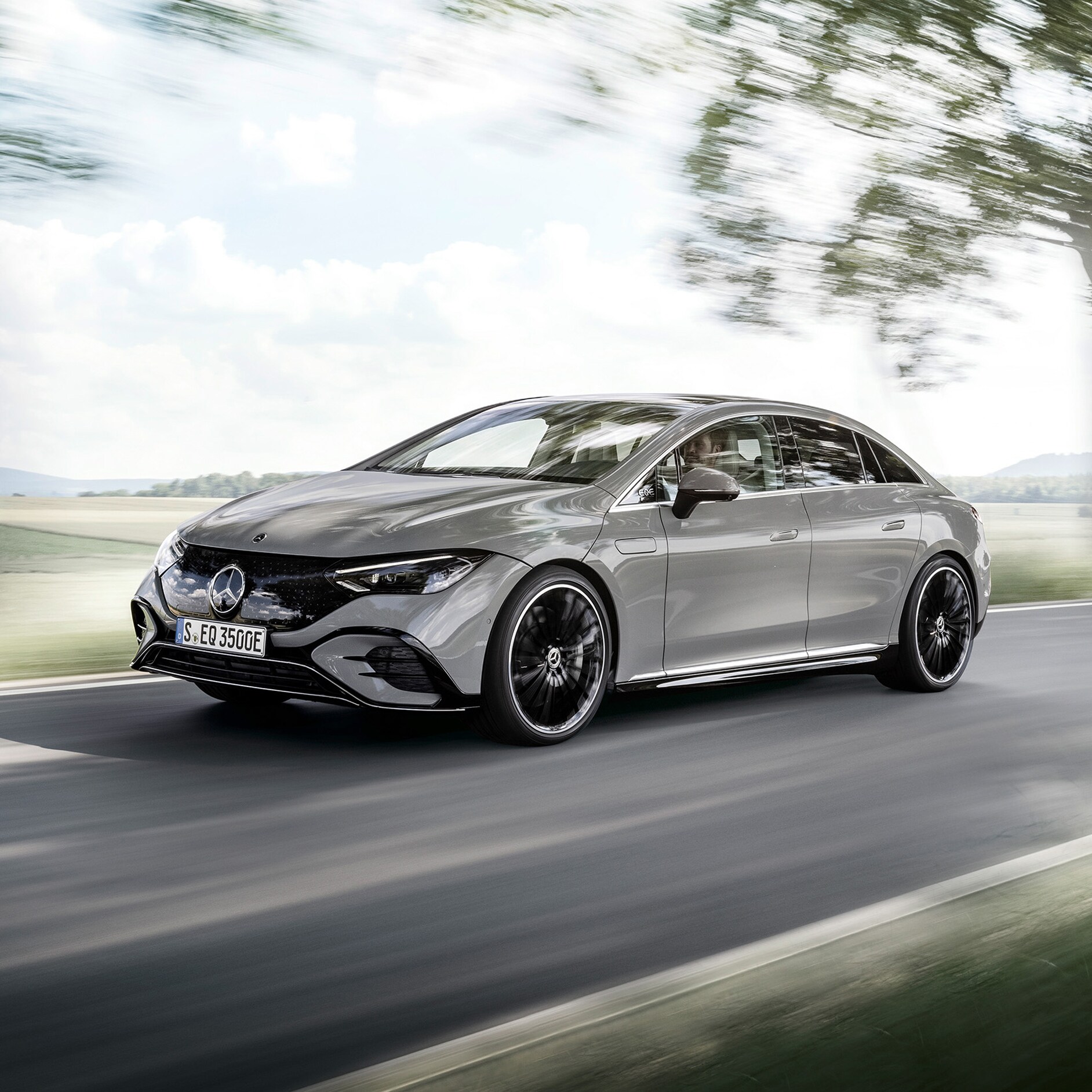 Mercedes-Benz EQS sedan při pohledu zepředu. Mercedes-Benz EQS sedan při pohledu zepředu.