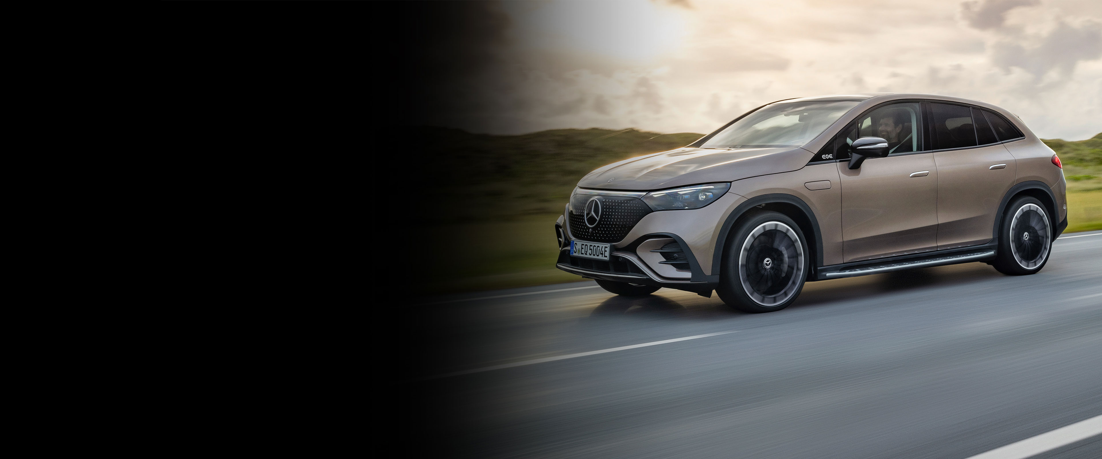 EQE 350+ | Trvalá udržitelnost | Mercedes-Benz Mercedes-Benz EQE 350+ při pohledu z boku.